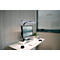 Schreibtisch mit Computer, Lampe und Dekoration. Der Monitor zeigt eine Landschaft, rechts ein Fenster.