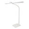 Weisse Schreibtischlampe mit gebogenem Arm und rechteckigem Fuss. Die Lampe leuchtet horizontal nach links.