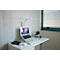 Schreibtisch mit Laptop, Tastatur, Lampe, Pflanze und Kaffeetasse.