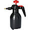 Schwarze Sprühflasche mit rotem Griff und rotem Pumpkopf. Am Flaschenkörper sind Messangaben angebracht.