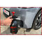 Person sprüht Auto mit schwarzer KS TOOLS Sprühflasche ein. Rotes Ventil, Schriftzug, 2L.