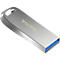 Silberner USB-Stick mit dem Schriftzug "SanDisk". Der Stecker ist blau.
