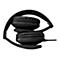 Casque noir pliÃ© sur fond blanc. Le cÃ¢ble est connectÃ©.