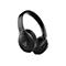 Schwarzer Over-Ear-Kopfhörer mit Logo, Detailansicht. Der Kopfhörer ist von vorne und leicht schräg abgebildet.