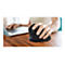Eine Person benutzt eine ergonomische Maus. Die Hand liegt auf der Maus, neben einem Laptop auf einem Holztisch.
