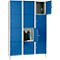 Blauwe locker met open deur. Binnenin: tas en waterfles. Wit frame.