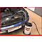 Motorraum eines blauen Mini, Ölwechsel mit KS-Tools Gerät. Schlauch führt zur Auffangvorrichtung.