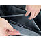 Des mains ouvrent un sac contenant un ordinateur portable. L'ordinateur portable est dans une poche grise.