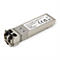 Silbernes 10G SFP+ Glasfaser-Transceiver-Modul mit Aufkleber und LC-Anschluss vor weißem Hintergrund.