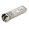 Silbernes 10G SFP+ Glasfaser-Transceiver-Modul mit weißem Aufkleber auf hellem Hintergrund.