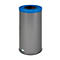 Poubelle cylindrique grise avec couvercle bleu, sur fond blanc.