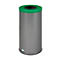 Poubelle cylindrique grise avec couvercle vert. Une ouverture ronde en haut, un petit bouton en bas.