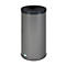 Grauer, zylindrischer Abfalleimer mit schwarzem Deckel und Boden. Logo an der Basis.
