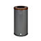 Grauer, zylindrischer Abfalleimer mit braunem Deckel und Öffnung.