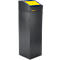 Grauer, säulenförmiger Papierkorb mit gelbem Deckel. Die obere Fläche ist schräg, mit Firmenlogo.