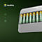 Ein Batterieladegerät mit Akkus, das Logo von Varta ist sichtbar.