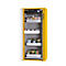 Gele pantrykast, open deur, witte planken met blikken, potten, verpakkingen, grijs interieur.