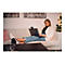 Frau auf Sofa mit Laptop. Sie arbeitet, Webcam angebracht, Beine hochgelegt.
