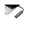 Ein grauer Verbatim USB-C-Hub ist an ein silbernes Laptop angeschlossen.