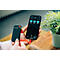 Person hält ein Smartphone mit Verbatim App und einen angeschlossenen USB-Stick mit rotem Band.