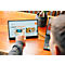 Eine Person bedient einen externen Monitor, der eine Verbatim Website mit Produkt-Highlights anzeigt.