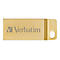 Goldener USB-Stick mit dem Verbatim-Logo. Am Ende eine Öse.