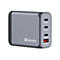 Grauer USB-Ladegerät-Adapter mit drei USB-C- und einem USB-A-Anschluss. Auf dem Ladegerät steht "Verbatim".