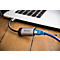Ein silberner Verbatim-Ethernet-Adapter, verbunden mit einem Laptop und einem blauen Netzwerkkabel auf einem Holztisch.