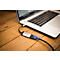 Ein silberner Verbatim-Adapter ist an einem Laptop angeschlossen und liegt auf einem hölzernen Tisch.