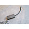 Grauer USB-C-Multiport-Hub der Marke Verbatim auf einem hellen Marmoruntergrund.