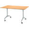 Rechthoekige beige tafel met metalen poten op wielen. Ideaal voor conferenties.