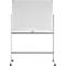 Wit, rechthoekig whiteboard op een grijs, rollend frame. Het bord is leeg en tegen een witte achtergrond.