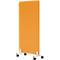 Oranje mobiele scheidingswand met wielen en wit frame.