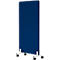Blauw, rechthoekig scheidingspaneel op wielen. De zijkanten zijn wit, de wielen zwart.