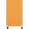 Close-up van een oranje scheidingswand op wielen. De wand is rechthoekig en heeft een ruw oppervlak.