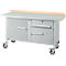 Metalen werkbank met wielen, lades en houten werkblad.