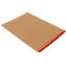 Braune Versandtasche mit rotem Klebestreifen.
