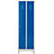 Un casier bleu à deux portes, des poignées argentées et des fentes d'aération. La porte de droite est fermée, celle de gauche est ouverte.