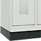 Vestiaire C+P Evolo Plus, 2 compartiments, largeur de compartiment 300 mm, avec socle, butée à droite, verrou rotatif de sécurité, butée Soft, anti-effraction, L 600 x P 500 x H 1950 mm, gris clair RAL 7035/gris clair RAL 7035