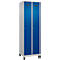 Vestiaire C+P Evolo Plus, 2 compartiments, largeur des compartiments 300 mm, avec pieds, charnières à droite, serrure à cylindre, L 600 x P 500 x H 1950 mm, aluminium blanc/bleu gentiane