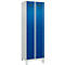 Vestiaire C+P Evolo Plus, 2 compartiments, largeur des compartiments 300 mm, avec pieds, charnières à droite, serrure à cylindre, L 600 x P 500 x H 1950 mm, gris clair/bleu gentiane