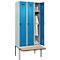 Vestiaire C+P Evolo Plus, 3 compartiments de 300 mm de large, banquette flottante, L 900 x P 815 x H 2120 mm, loquet rotatif, gris clair/bleu clair