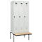 Vestiaire C+P Evolo Plus, 3 compartiments de 300 mm de large, banquette flottante, L 900 x P 815 x H 2120 mm, loquet rotatif, gris clair/gris clair