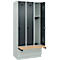 Vestiaire C+P Evolo Plus, 3 compartiments de 300 mm de large, socle, banquette flottante, L 900 x P 815 x H 1950 mm, loquet rotatif, gris clair/gris anthracite
