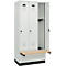Vestiaire C+P Evolo Plus, 3 compartiments de 300 mm de large, socle, banquette flottante, L 900 x P 815 x H 1950 mm, loquet rotatif, gris clair/gris clair