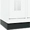 Vestiaire C+P Evolo Plus, 3 compartiments, largeur de compartiment 300 mm, avec socle, butée à droite, butée Soft, anti-effraction, L 900 x P 500 x H 1950 mm, fermeture de sécurité à pêne rotatif, blanc trafic RAL 9016/blanc trafic RAL 9016