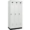 Vestiaire C+P Evolo Plus, 3 compartiments, largeur de compartiment 300 mm, avec socle, butée à droite, butée Soft, anti-effraction, L 900 x P 500 x H 1950 mm, fermeture de sécurité à pêne rotatif, gris clair RAL 7035/gris clair RAL 7035
