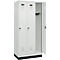 Vestiaire C+P Evolo Plus, 3 compartiments, largeur de compartiment 300 mm, avec socle, butée à droite, butée Soft, anti-effraction, L 900 x P 500 x H 1950 mm, fermeture de sécurité à pêne rotatif, gris clair RAL 7035/gris clair RAL 7035