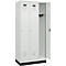 Vestiaire C+P Evolo Plus, 3 compartiments, largeur de compartiment 300 mm, avec socle, butée à droite, butée Soft, anti-effraction, L 900 x P 500 x H 1950 mm, serrure à cylindre, gris clair RAL 7035/gris clair RAL 7035