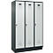 Vestiaire C+P Evolo Plus, 3 compartiments, largeur de compartiment 400 mm, avec socle, charnières à droite, L 1200 x P 500 x H 1950 mm, verrou tournant, gris anthracite/gris clair